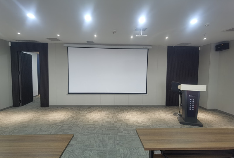 企业新品研讨会投影仪的竞品分析报告 PPT 投影与差异化策略讨论