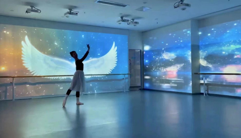 舞蹈教室投影仪的基本功训练标准动作投影与错误姿势纠正教学