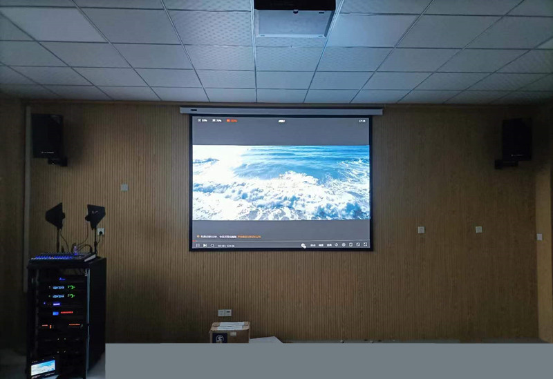 客户洽谈会议投影仪的产品功能演示动画投影与优势讲解