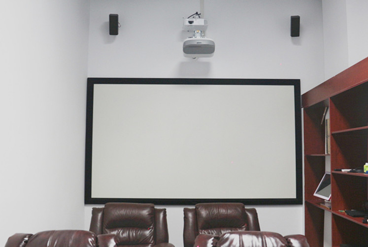 家庭娱乐投影仪的亲子互动游戏画面投影与欢乐时光营造