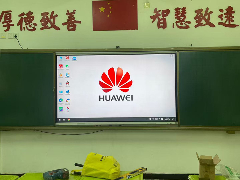 英语课投影仪的情景对话画面投影与角色扮演教学